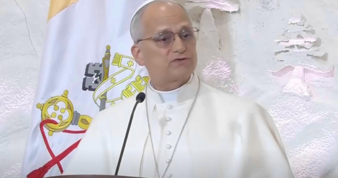 البابا لاوون من بعبدا: أزور ھﺬه اﻷرض ﺣﯿﺚ اﻟﺴّﻼم هو أﻛﺜﺮ ﻣﻦ ﻣﺠﺮّد ﻛﻠﻤﺔ واللبنانيون ﺷﻌﺐ ﻻ ﯾﺴﺘﺴﻠﻢ ﺑﻞ ﯾﻘﻒ أﻣﺎم اﻟﺼﻌﺎب وﯾﻌﺮف داﺋﻤًﺎ أن ﯾُﻮﻟﺪ ﻣﻦ ﺟﺪﯾﺪ ﺑﺸﺠﺎﻋﺔ